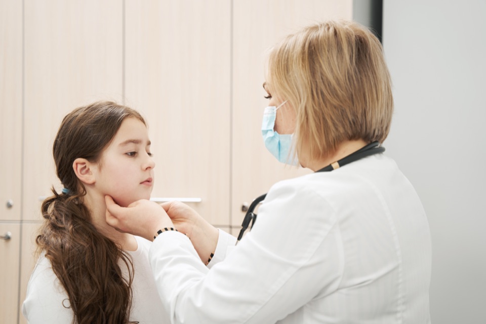 Médica examina a una niña